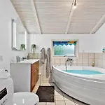 Feriehus 3 Bedroom Cozy Home In Tarm Tarm